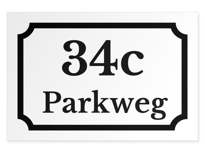 hausnummernschild-mit-strasse-unten-schwarz-auf-weiss-querformat