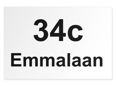 hausnummernschild-mit-strasse-unten-schwarz-auf-weiss-querformat-modern