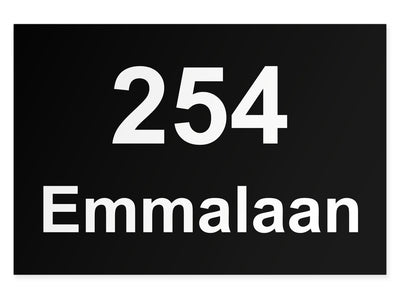 hausnummernschild-mit-strasse-unten-weiss-auf-schwarz-querformat-modern