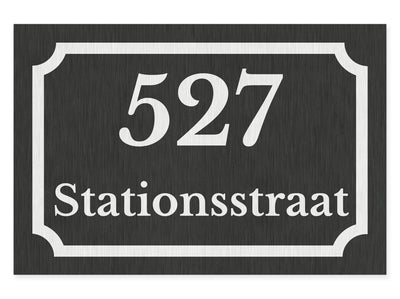 hausnummernschild-mit-strasse-unten-edelstahl-gebuerstet-optik-schwarzer-hintergrund-querformat