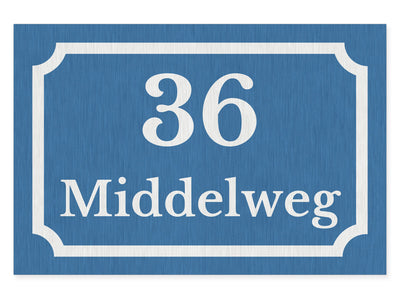 hausnummernschild-mit-strasse-unten-edelstahl-gebuerstet-optik-blauer-hintergrund-querformat