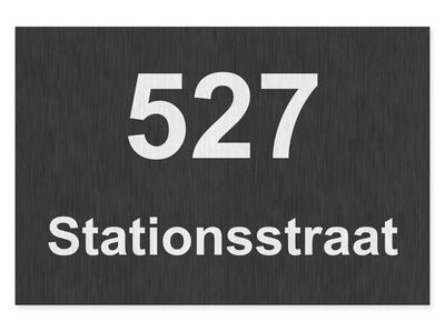 hausnummernschild-mit-strasse-unten-edelstahl-gebuerstet-optik-schwarzer-hintergrund-querformat-modern
