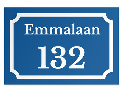 hausnummernschild-mit-strasse-oben-weiss-auf-blau-querformat