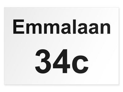 hausnummernschild-mit-strasse-oben-schwarz-auf-weiss-querformat-modern