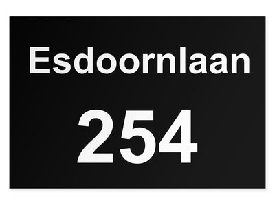 hausnummernschild-mit-strasse-oben-weiss-auf-schwarz-querformat-modern