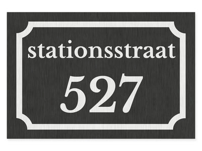 hausnummernschild-mit-strasse-oben-edelstahl-gebuerstet-optik-schwarzer-hintergrund-querformat