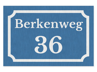 hausnummernschild-mit-strasse-oben-edelstahl-gebuerstet-optik-blauer-hintergrund-querformat
