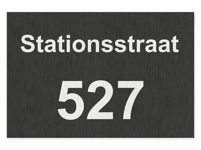 hausnummernschild-mit-strasse-oben-edelstahl-gebuerstet-optik-schwarzer-hintergrund-querformat-modern
