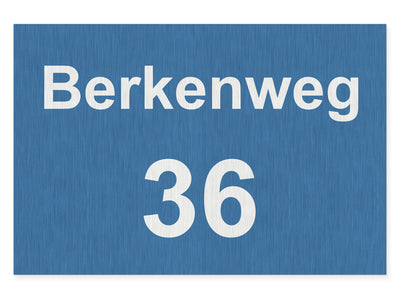 hausnummernschild-mit-strasse-oben-edelstahl-gebuerstet-optik-blauer-hintergrund-querformat-modern